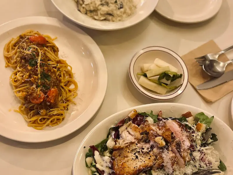 테이블 위에 놓인 트러플 크림 빠네와 클래식 라자냐