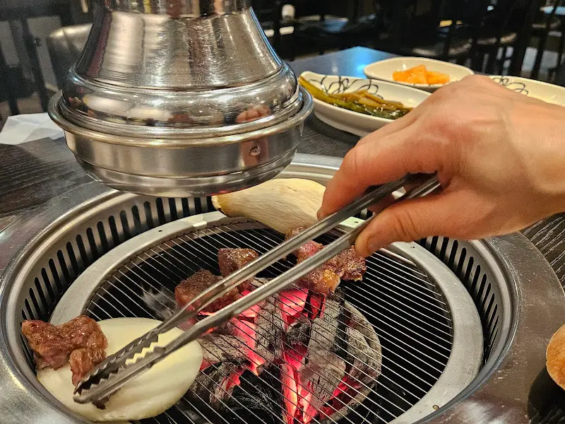 숯불 위에서 맛있게 익어가는 한우.