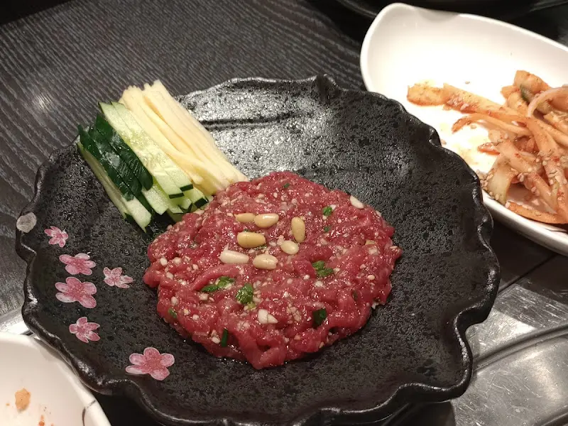 신선한 육회와 채소가 조화로운 육회비빔밥.