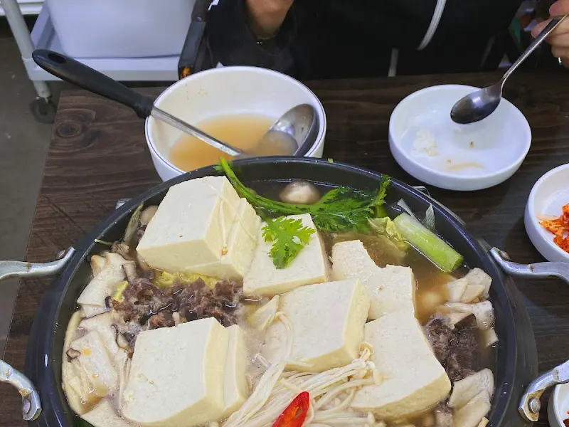 두부전골을 먹는 모습