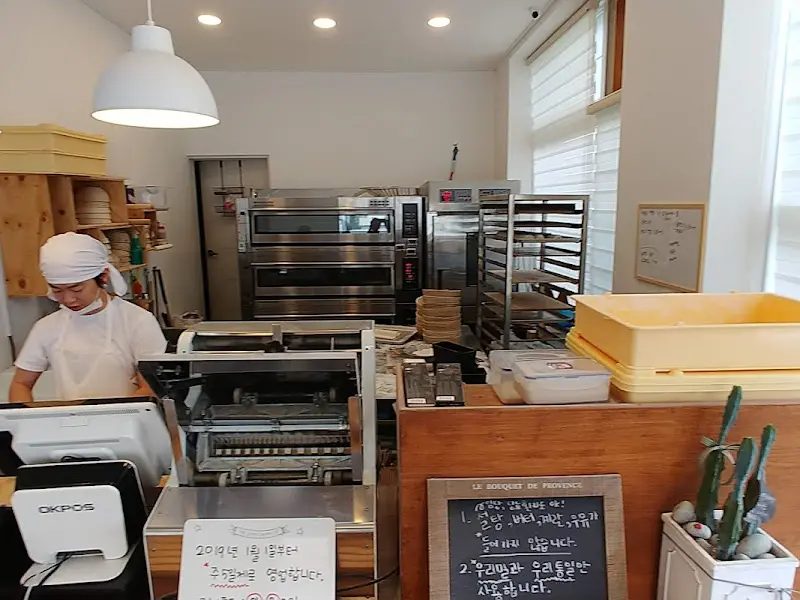 곡선호 빵공방 내부