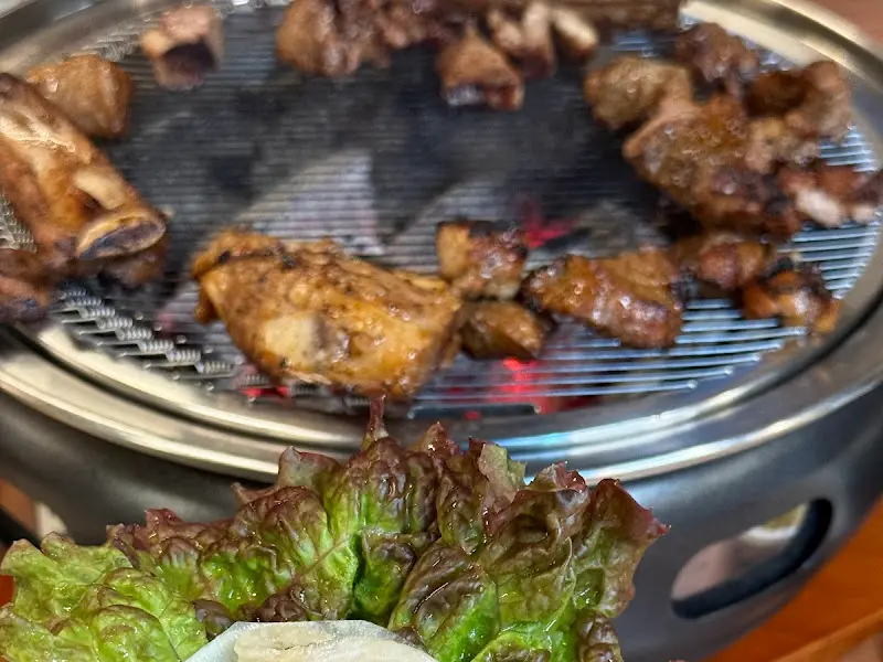 초벌된 돼지갈비가 숯불 위에서 익어가는 모습