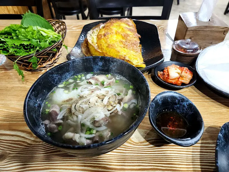 반쎄오와 쌀국수 한 상 차림