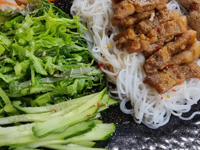 분짜의 신선한 채소와 면