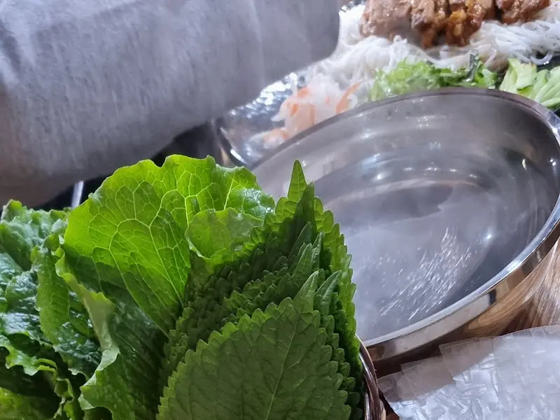 반쎄오를 싸먹기 위한 채소와 라이스페이퍼