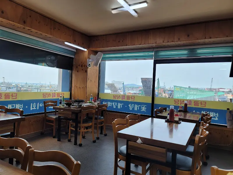 식당 내부에서 바라본 연안부두 풍경