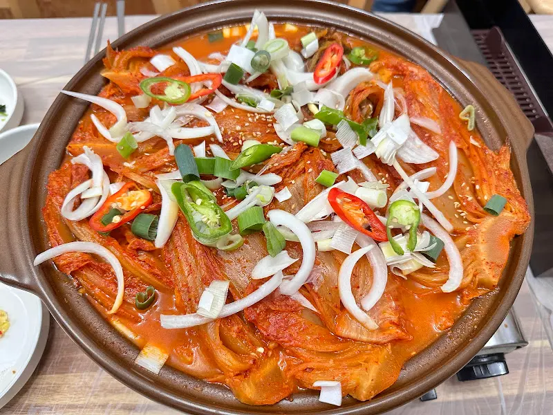 묵은지와 닭고기의 환상적인 조화