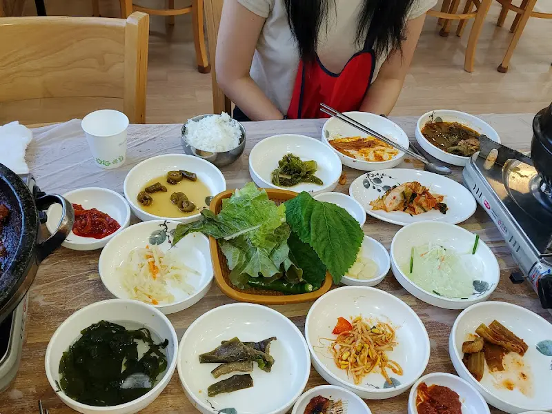 다채로운 밑반찬과 쌈 채소