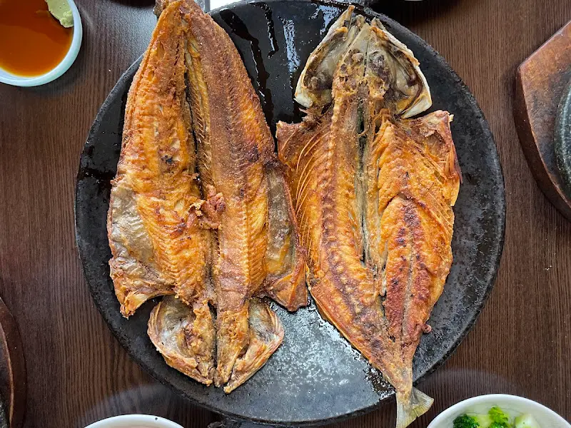 노릇하게 구워진 생선구이