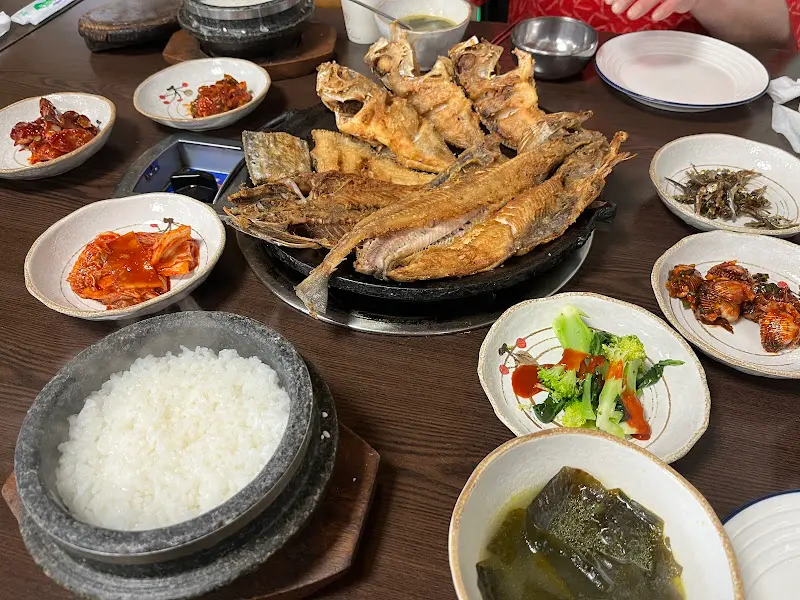 한 상 가득 차려진 생선구이 정식