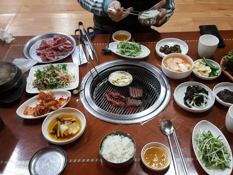 푸짐한 한 상 차림을 클로즈업한 사진