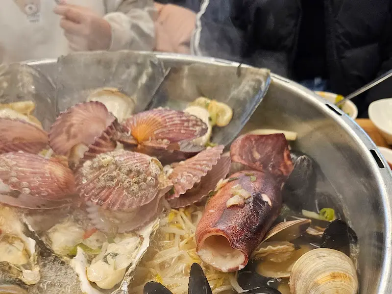 푸짐한 해산물과 칼국수의 조화