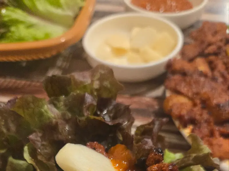 쌈 채소와 함께 즐기는 석쇠구이