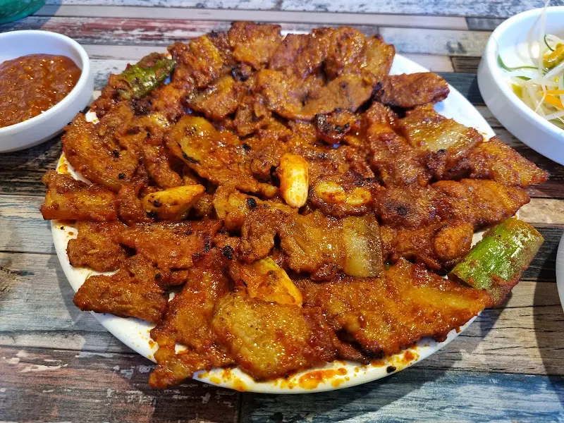 윤기가 흐르는 돼지 석쇠구이