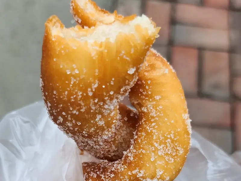 갓 튀겨져 나온 꽈배기