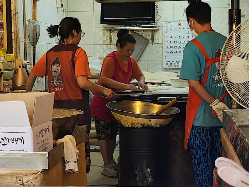 갓 튀겨진 꽈배기