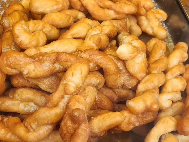 산더미처럼 쌓인 꽈배기