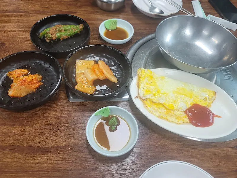 뼈해장국과 함께 제공되는 계란후라이와 반찬