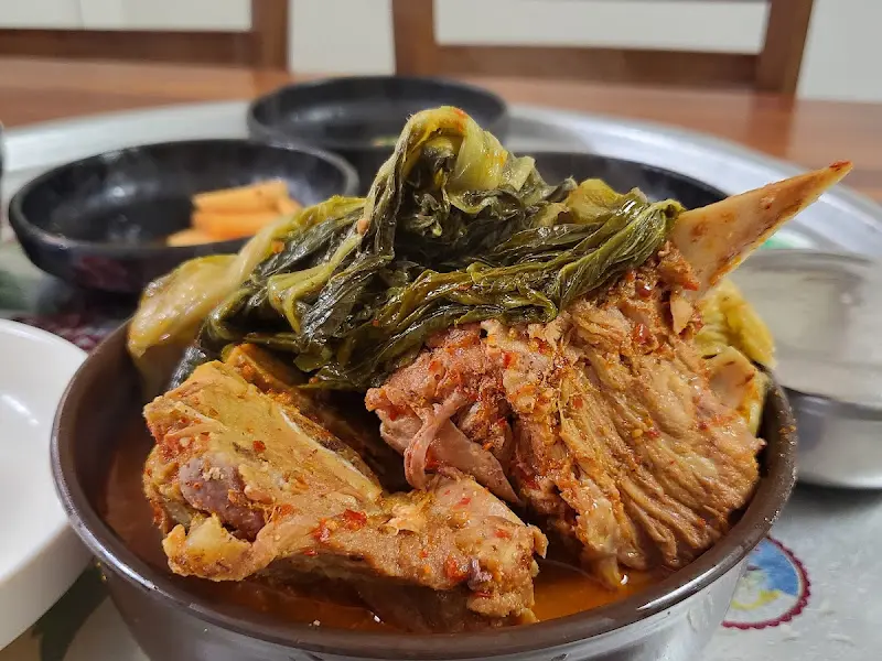 뼈와 우거지가 푸짐하게 담긴 뼈해장국의 클로즈업 사진