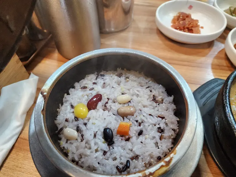 윤기가 흐르는 돌솥밥