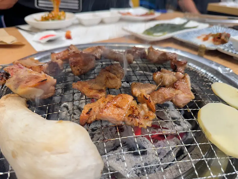 숯불 위에서 구워지는 생갈비