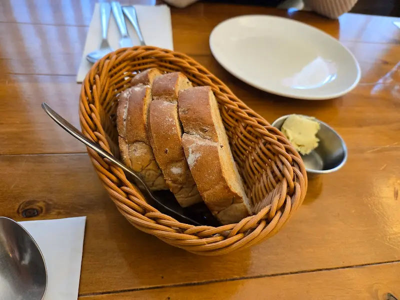 따뜻한 식전빵과 버터