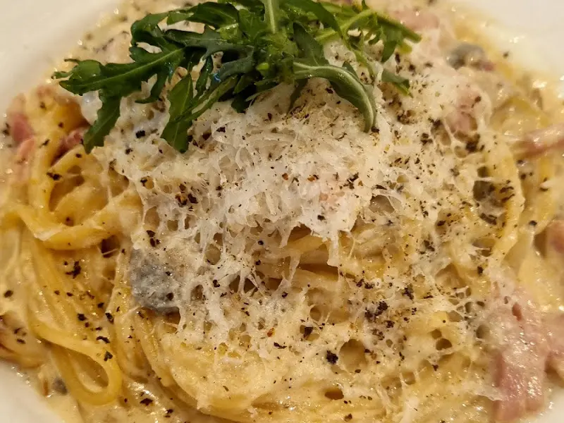 고소하고 담백한 까르보나라