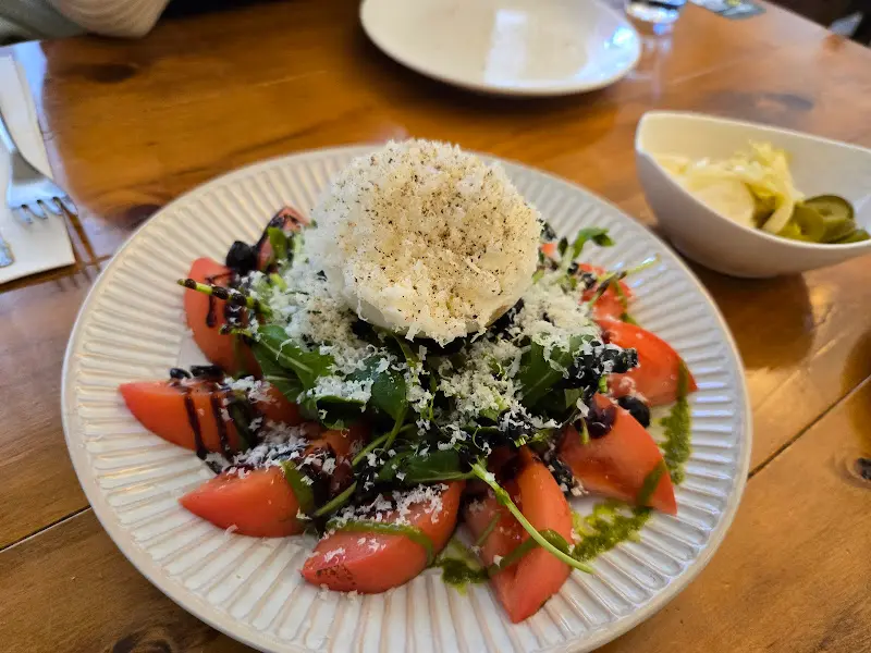 신선한 재료로 만든 샐러드