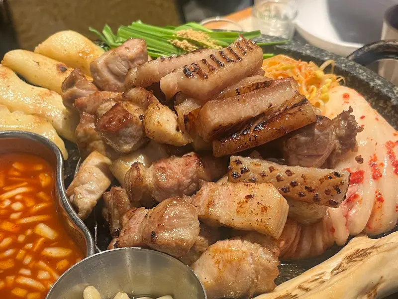 돌판 위에 푸짐하게 담긴 고기