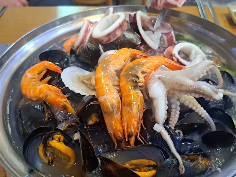 해산물 가득한 해물칼국수