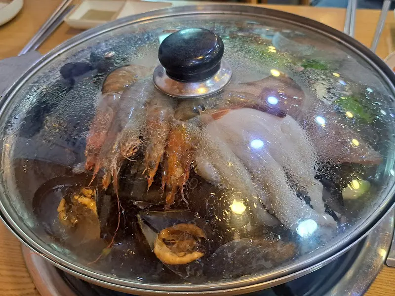 뚜껑 덮인 해물칼국수