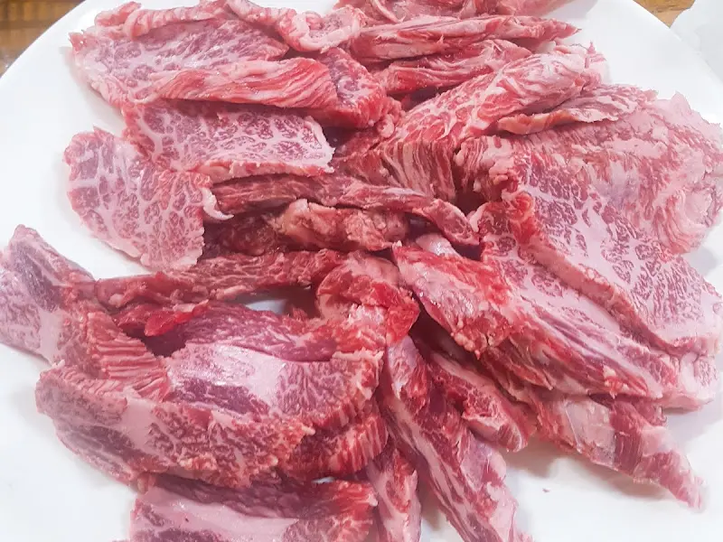 접시에 담겨 나온 신선한 갈비살