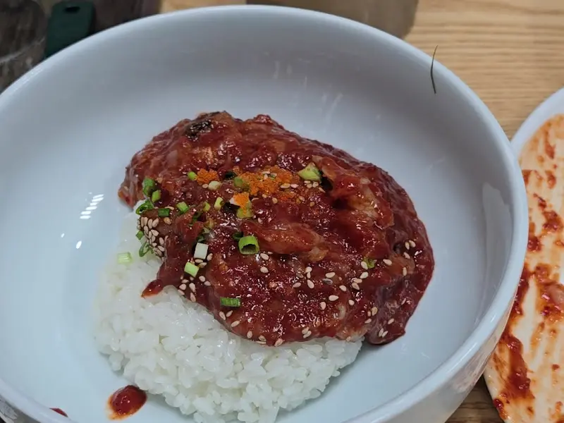 밥 위에 올려진 꽃게살 무침