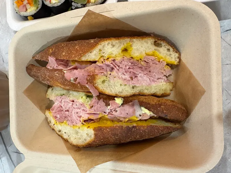 먹음직스러운 잠봉뵈르 샌드위치