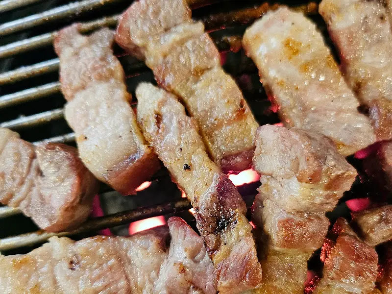 육즙 가득한 미목살이 연탄불 위에서 구워지는 모습