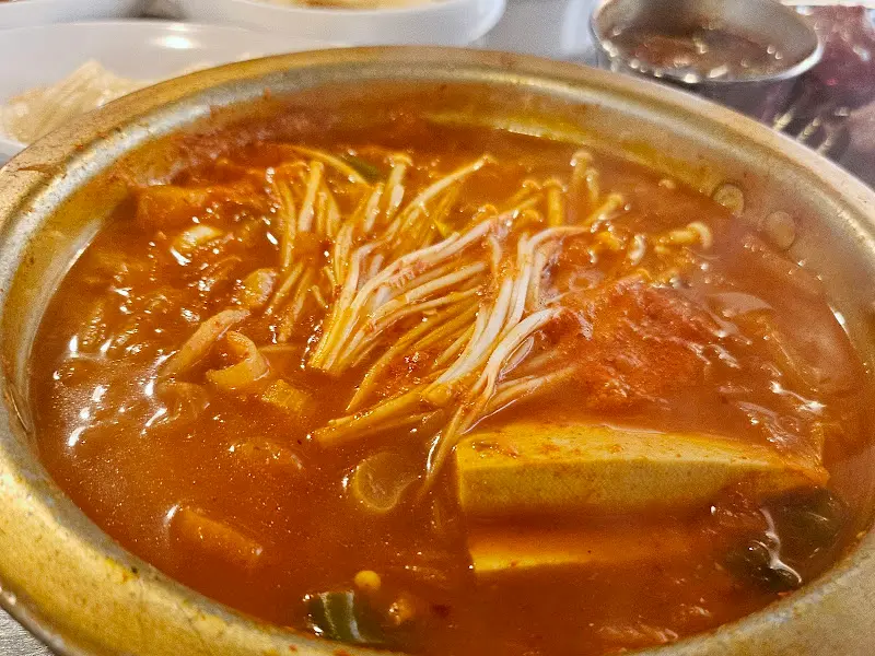 양은 냄비에 담겨 나온 푸짐한 김치찌개