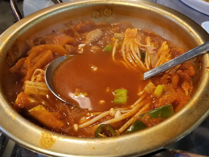 김치찌개 속 돼지고기를 들어올리는 모습