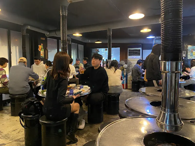 손님들로 가득 찬 매장 내부