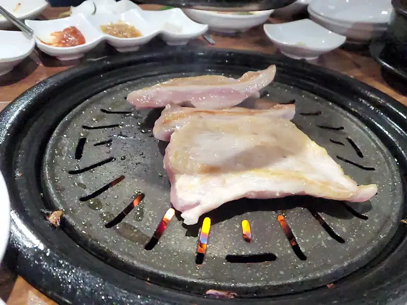 불판 위에서 익어가는 목살