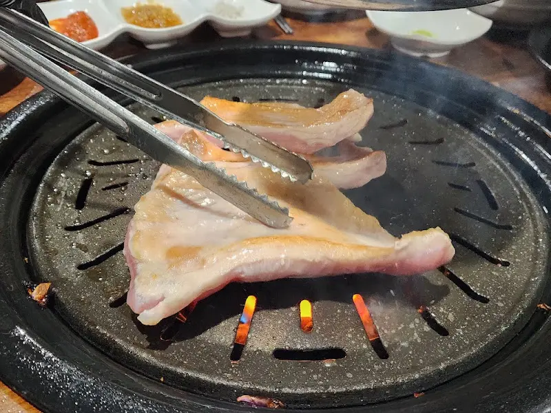 불판 위에서 익어가는 고기