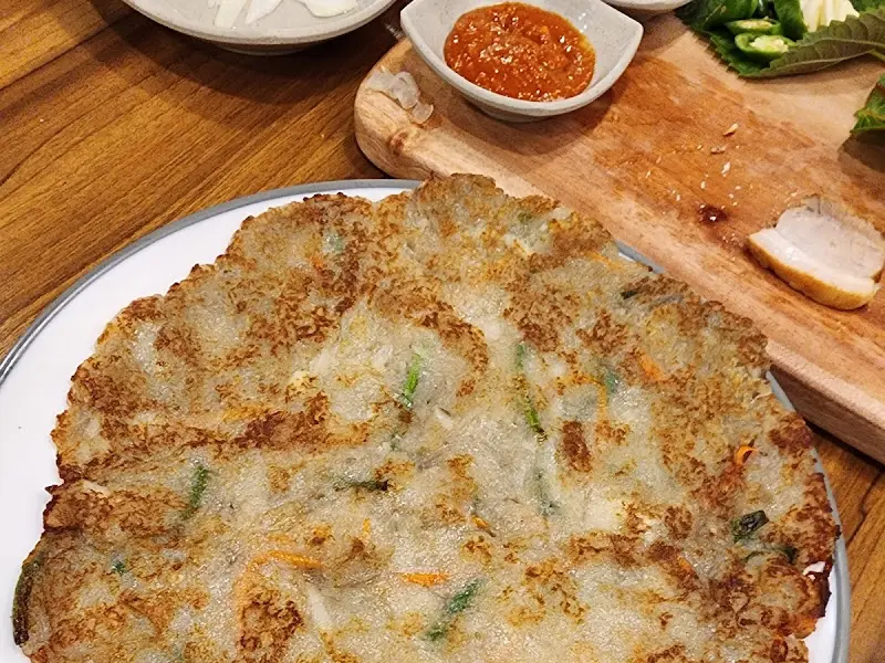 노릇하게 구워진 감자전