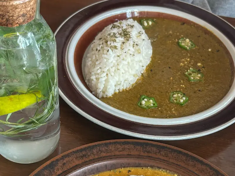 시금치 카레와 물병