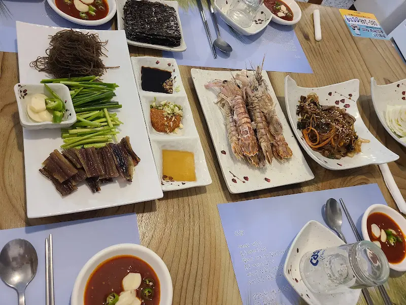 테이블 가득 차려진 안주