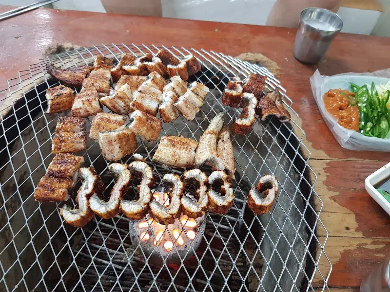 숯불 위에서 지글거리는 장어구이