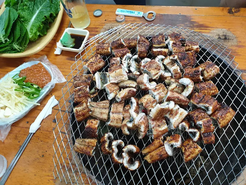 숯불 위에서 익어가는 장어