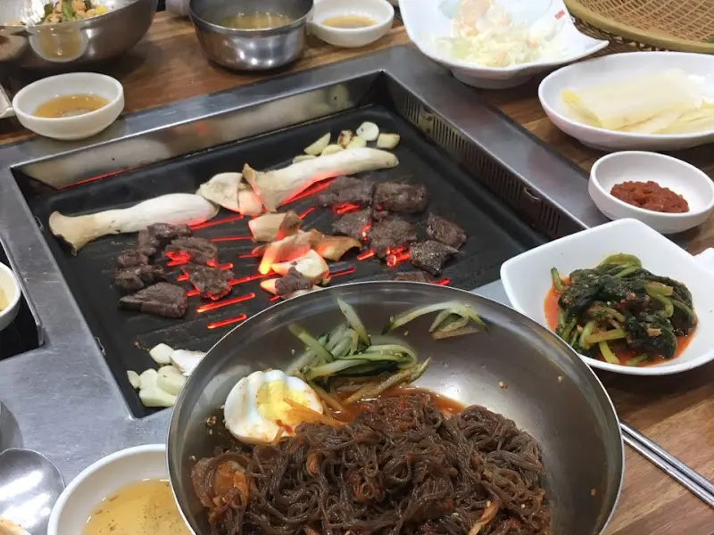 숯불 위에서 구워지는 고기의 모습