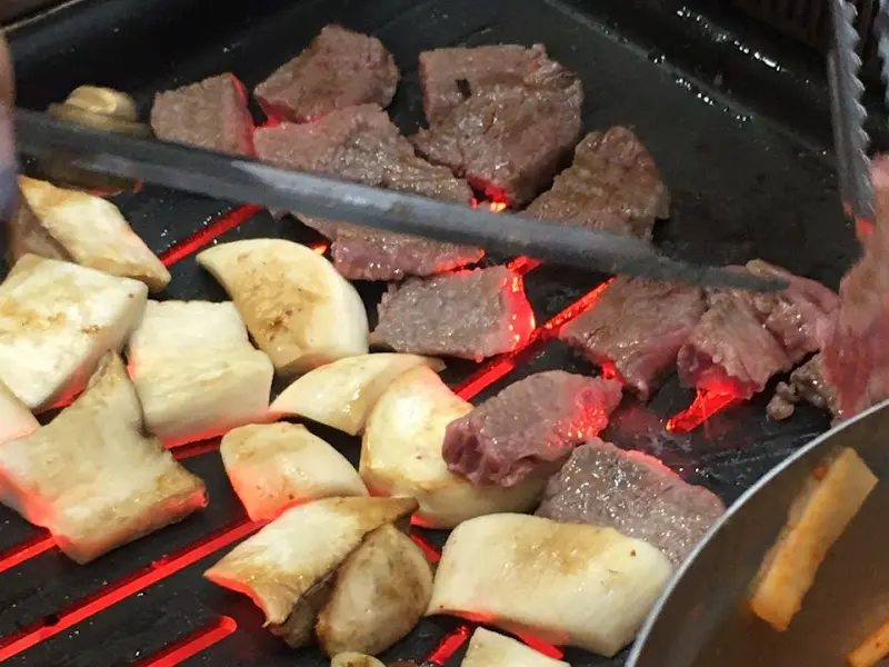 숯불 위에서 구워지는 고기의 모습