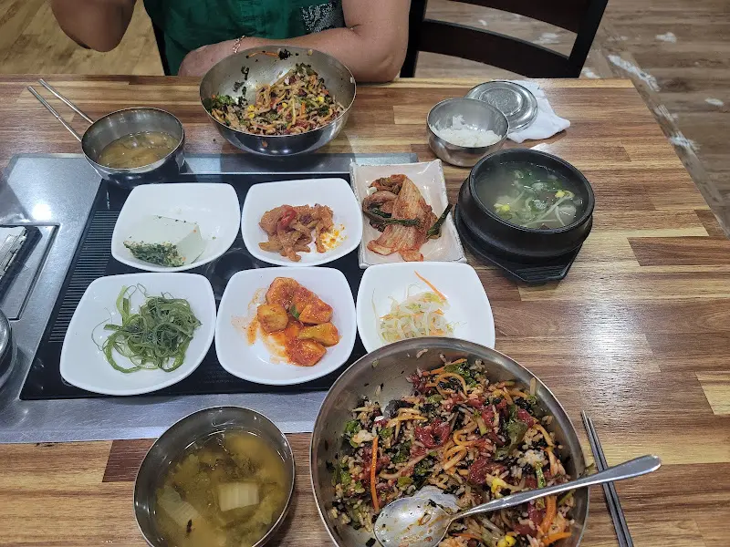 다양한 밑반찬이 차려진 테이블의 모습