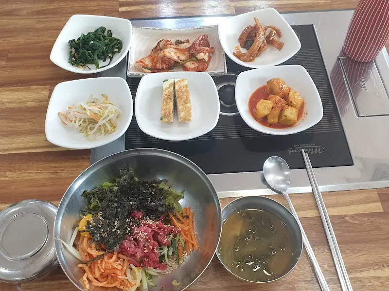 푸짐하게 차려진 생고기 비빔밥과 밑반찬