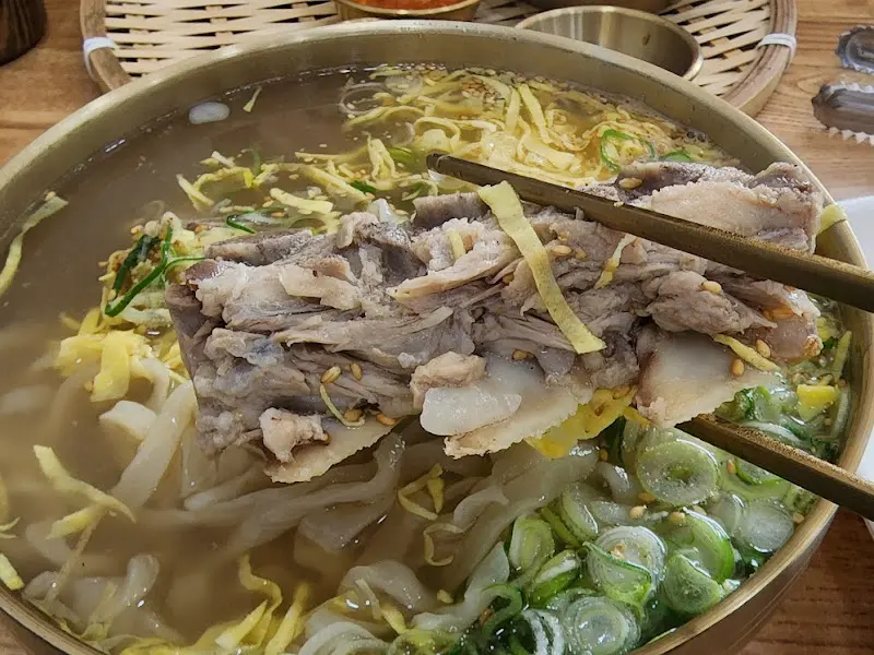 통뼈 칼국수의 뼈와 고기
